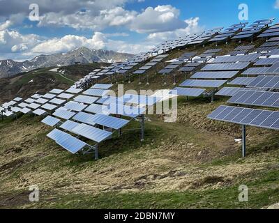 Panneau solaire Alpes européennes, paysage de haute altitude avec énergie alternative Banque D'Images