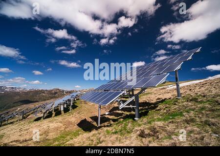 Panneau solaire Alpes européennes, paysage de haute altitude avec énergie alternative Banque D'Images