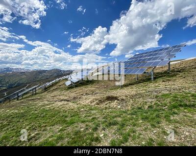 Panneau solaire Alpes européennes, paysage de haute altitude avec énergie alternative Banque D'Images