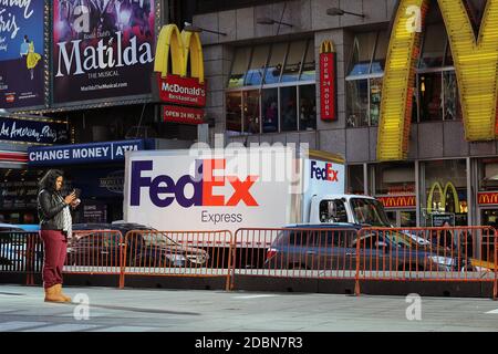 Personnes interagissant avec la technologie, New York, États-Unis Banque D'Images