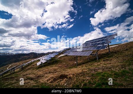 Panneau solaire Alpes européennes, paysage de haute altitude avec énergie alternative Banque D'Images