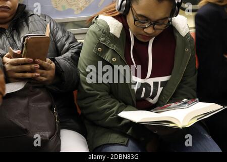 Personnes interagissant avec la technologie, New York, États-Unis Banque D'Images