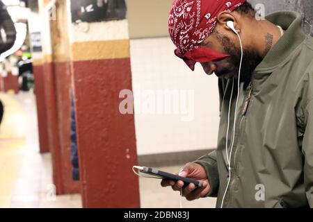 Personnes interagissant avec la technologie, New York, États-Unis Banque D'Images