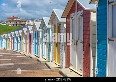 Cabines de plage multicolores face à la plage de Bude, Cornwall, Royaume-Uni juillet 6 2020 Banque D'Images