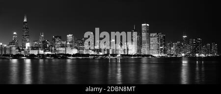 Le Chicago Skyline de nuit noir et blanc Banque D'Images