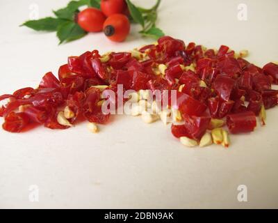 Pelure de rosehip séchée et graines de rosehip provenant de l'aiguillat de rose sauvage Banque D'Images