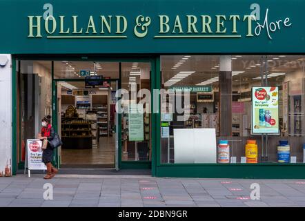 Holland et Barrett magasin vendant des aliments sains et des médecines alternatives dans la rue haute à southampton. Banque D'Images