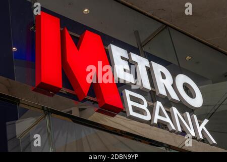 un grand panneau lumineux au néon sur la branche de la banque de métro dans le centre-ville de southampton, au centre commercial west quay. Banque D'Images