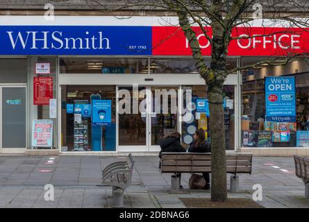 une grande branche de rue de w h smith et son fils avec un bureau de poste intégré dans le centre-ville de southampton. Banque D'Images