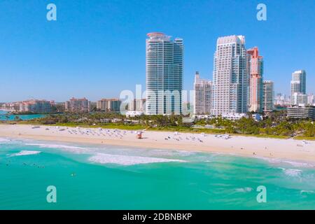 South Pointe Beach avec des surfeurs sur des planches attendant les vagues de l'océan, Miami, Floride, vue aérienne. Miami Beach. Vol aérien Miami Waves. A Banque D'Images