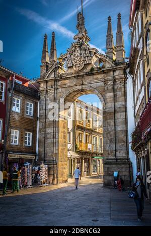 L'arche de la nouvelle porte est une arche baroque et néoclassique, située dans la municipalité de Braga, au nord du Portugal. Banque D'Images