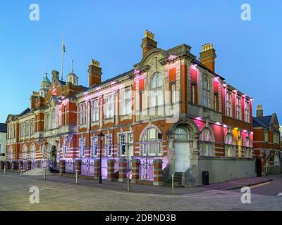 Le célèbre Morgans Hotel au crépuscule, Somerset place, Swansea (Abertawe), ville et comté de Swansea, pays de Galles Banque D'Images