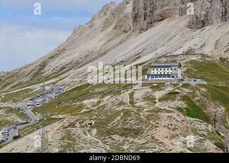 Vue sur le gîte auronzo dans les dolomites en automne Banque D'Images