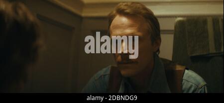 DATE DE SORTIE: 25 novembre 2020 TITRE: Uncle Frank STUDIO: Amazon Studios DIRECTEUR: Alan ball PLOT: En 1973, quand Frank Bledsoe et sa nièce Beth de 18 ans font un voyage de Manhattan à Creekville, en Caroline du Sud pour les funérailles du patriarche de famille, ils sont étonnamment rejoints par l'amant de Frank Walid. AVEC: PAUL BETTANY comme Frank. (Image de crédit : © Amazon Studios/Entertainment Pictures) Banque D'Images