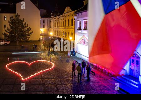 Hradec Kralove, République tchèque. 17 novembre 2020. Personnes bougies légères disposées comme un coeur commémorant l'ancien Président Vaclav Havel à l'occasion du 31ème anniversaire de la Révolution de velours à Hradec Kralove, République Tchèque, le 17 novembre 2020. Crédit : David Tanecek/CTK photo/Alay Live News Banque D'Images