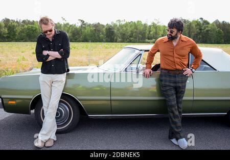 DATE DE SORTIE: 25 novembre 2020 TITRE: Uncle Frank STUDIO: Amazon Studios DIRECTEUR: Alan ball PLOT: En 1973, quand Frank Bledsoe et sa nièce Beth de 18 ans font un voyage de Manhattan à Creekville, en Caroline du Sud pour les funérailles du patriarche de famille, ils sont étonnamment rejoints par l'amant de Frank Walid. AVEC: PAUL BETTANY comme Frank, PETER MACDISSI comme Wally. (Image de crédit : © Amazon Studios/Entertainment Pictures) Banque D'Images