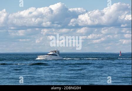 Bateau au large de Gin Beach, Block Island Sound, Montauk, NY Banque D'Images