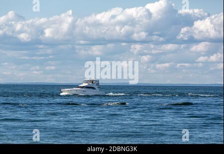 Bateau au large de Gin Beach, Block Island Sound, Montauk, NY Banque D'Images