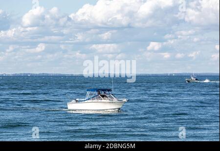 Bateau au large de Gin Beach, Block Island Sound, Montauk, NY Banque D'Images