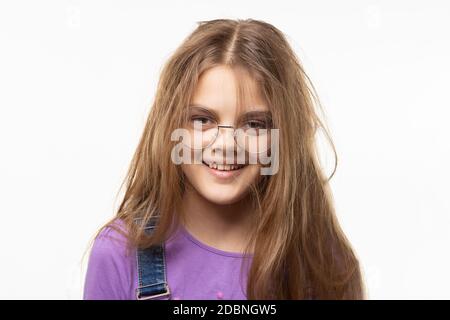 Portrait d'une fille enjouée de onze ans en lunettes Banque D'Images