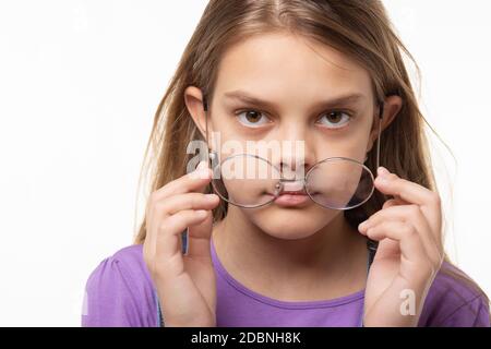 Une jeune fille prend des verres, gros plan Banque D'Images