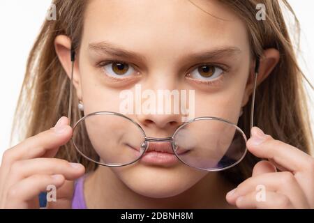 Gros plan portrait d'une fille qui a pris des verres ronds Banque D'Images