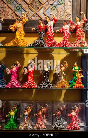 Danseurs espagnols dans la boutique de souvenirs de Cordoue, Espagne Banque D'Images