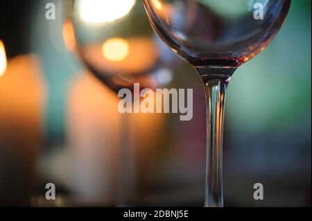 Verre à vin gros plan, bougie lumière bokeh en arrière-plan. Banque D'Images