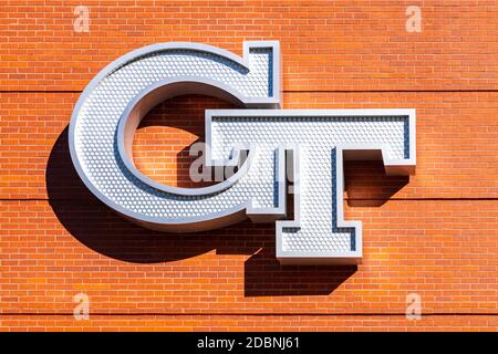 Atlanta, GA / USA - octobre 29 2020 : logo Georgia Tech sur le côté d'un bâtiment en briques sur le campus. Banque D'Images