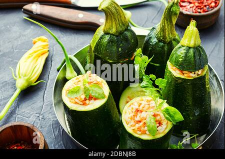 Courgettes cuites farcies de carottes et de riz Banque D'Images