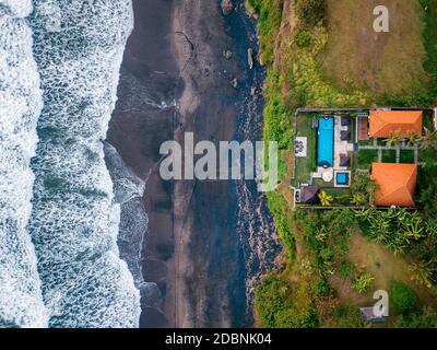 Vue aérienne de l'hôtel avec piscine et plage, Balian, Bali, Indonésie Banque D'Images
