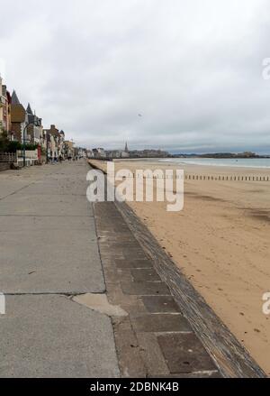 Saint-Malo, France - 12 septembre 2018 : vue sur la plage et la vieille ville de Saint-Malo. Bretagne, France Banque D'Images