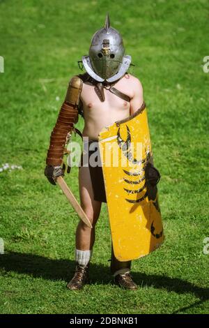 Alba Iulia, Roumanie - 04 mai 2019 : Gladiateur de l'Empire romain posant pendant le Festival romain Apulum 'Revolta'. Banque D'Images