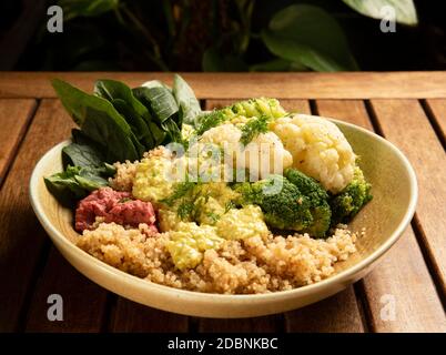 Un bol végétalien sain de quinoa avec des épinards, du chou-fleur, du brocoli, de la betterave que vous gardez plein toute la journée Banque D'Images