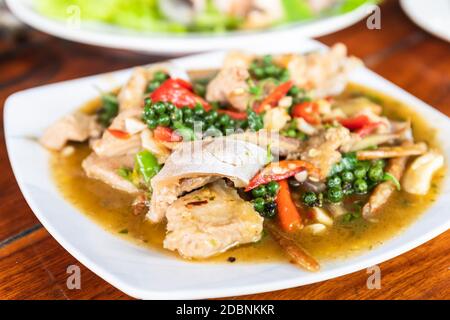 Cuisine thaïlandaise, épicée sautée et aux herbes avec filet de poisson-chat Banque D'Images