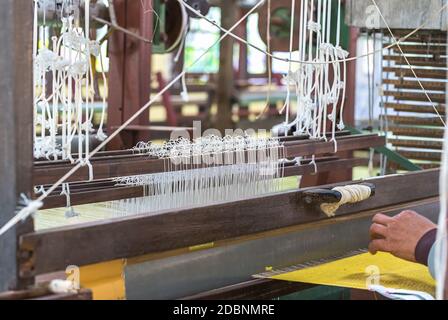 Tissu coton soie sur le bois en Thaïlande à tisser manuel ,le processus de tissage de la soie dans la production de la soie thaïlandaise Banque D'Images