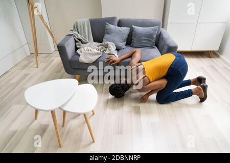 A perdu quelque chose. Fille recherchant des trucs ou des clés Banque D'Images