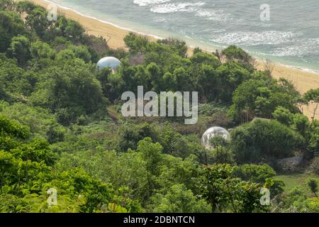 Bubble Hotel à Nyang Nyang Beach sur Bali Island, Indonésie. Un endroit romantique idéal pour une lune de miel. Un haut récif au large de la côte de l'océan Indien Overgro Banque D'Images