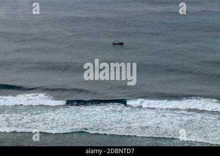 Vue aérienne de la plage de Nyang Nyang sur Bali en Indonésie. Un endroit populaire de surfeurs avec de grandes vagues dans l'océan Indien. Bateaux de pêche de pêcheurs balinais Banque D'Images