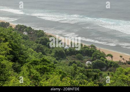 Bubble Hotel à Nyang Nyang Beach sur Bali Island, Indonésie. Un endroit romantique idéal pour une lune de miel. Un haut récif au large de la côte de l'océan Indien Overgro Banque D'Images