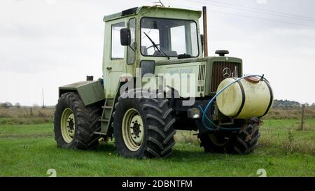 Tracteur Mercedes-Benz (MB Trac) abandonné dans un champ de ferme à Chippenham Fen, Cambridgeshire, Royaume-Uni. Banque D'Images