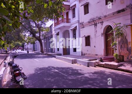 Puducherry / Pondichéry, Inde du Sud : un vélo à moteur stationné dans la rue célèbre pour son architecture française Banque D'Images