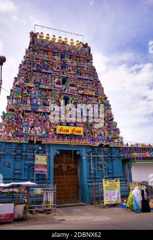 Puducherry / Pondichéry, Inde - 30 octobre 2018 : un temple indien coloré nommé Vedapureeswalar Temple extérieur affichant une belle arcite hindoue Banque D'Images