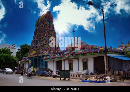 Pondichéry, Inde - 30 octobre 2018 : photo grand angle d'un temple indien coloré nommé Vedapureeswarar extérieur présentant une belle architecture hindoue Banque D'Images