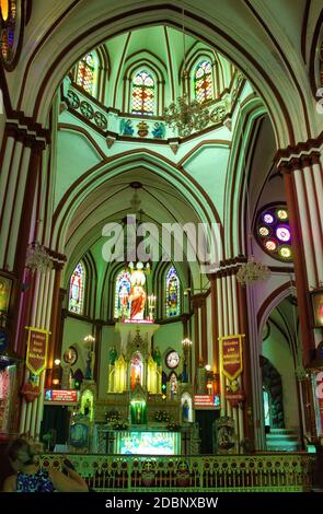 Puducherry, Inde - 30 octobre 2018 : intérieur des murs de plafond hauts de l'église catholique romaine notre-Dame des Anges dans la ville de Pondichéry située i Banque D'Images