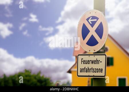 Panneau de signalisation dans l'allemand "accès des pompiers" sur fond bleu avec espace de copie. Nuages Banque D'Images