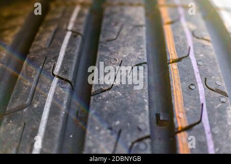 Accent mis sur le gros plan des pneus de voitures neuves avec marques de bande de roulement pour une bonne traction. Banque D'Images