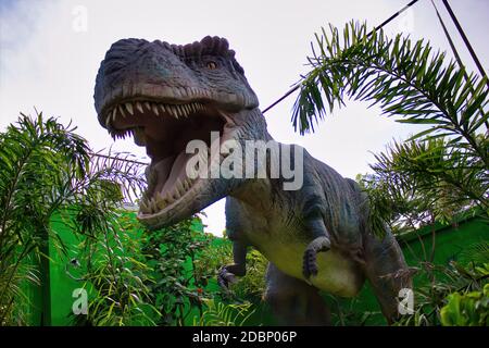 Pondichéry, Inde du Sud - 30 octobre 2018 : un modèle de tyrannosaurus, un des nombreux modèles de dinosaures conservés dans le parc à thème Jurassic Banque D'Images