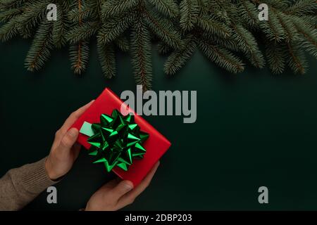 L'homme tient un cadeau de Noël magnifiquement emballé Banque D'Images