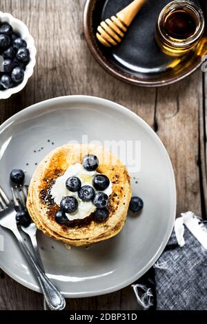 Banana Pancakes avoine saine avec des bleuets, la crème de coco et Chia topping Banque D'Images